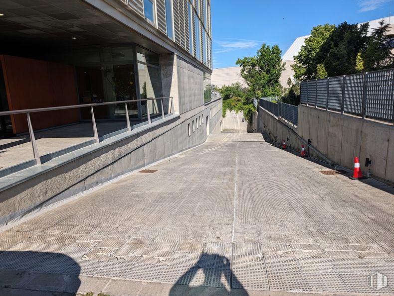 Oficina en alquiler en Avenida Europa, 14, Alcobendas, Madrid, 28108 con cielo, superficie de la carretera, infraestructura, asfalto, nube, árbol, línea, diseño urbano, edificio y vía pública alrededor