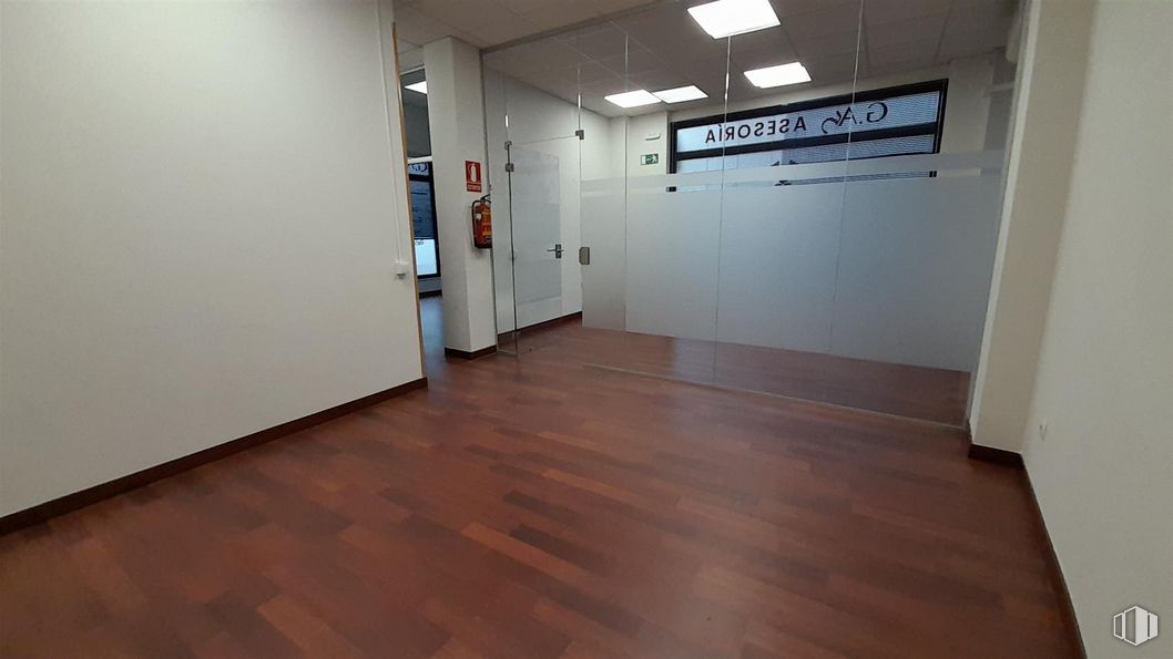 Retail for rent at Calle Pozuelo, Fuenlabrada, Madrid, 28945 with lighting, building, fixture, floor, wood, flooring, door, hall, hardwood and ceiling around