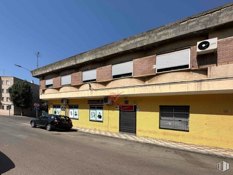 Retail for sale at Centro, Cuenca, 16003 with window, automotive parking light, family car, parking, automotive tail & brake light and subcompact car around