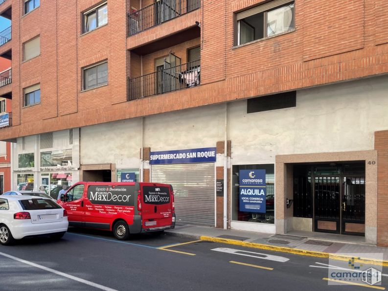 Local en alquiler en Paseo San Roque, 40, Ávila, 05003 con ventana, camioneta, coche, edificio, luz de estacionamiento automotriz, rueda, neumático, vehículo, luz trasera y de freno automotriz y placa de matrícula del vehículo alrededor