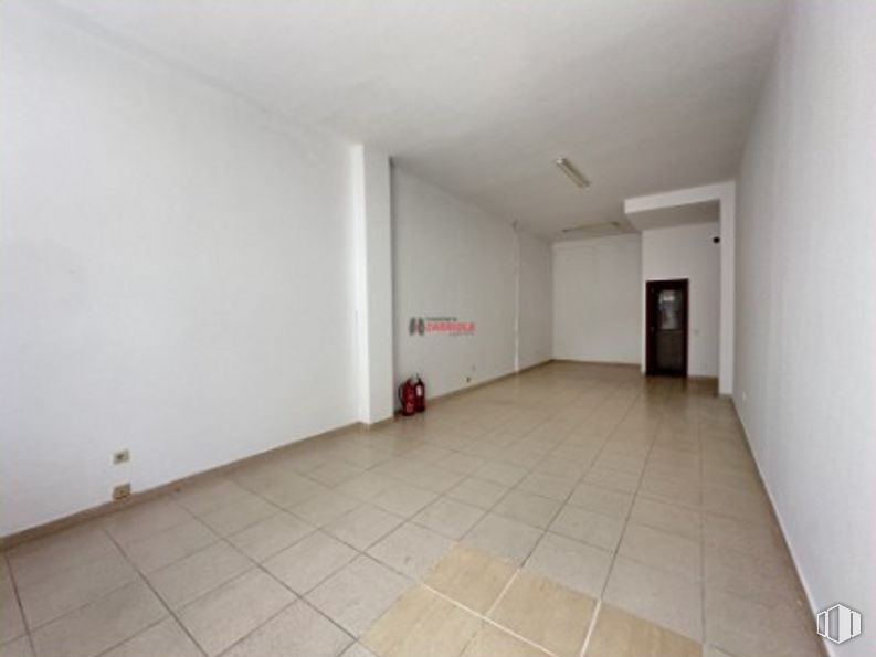 Retail for rent at Zona centro, La Torre de Esteban Hambrán, Toledo, 45920 with door, wood, fixture, interior design, flooring, floor, wall, hall, ceiling and hardwood around