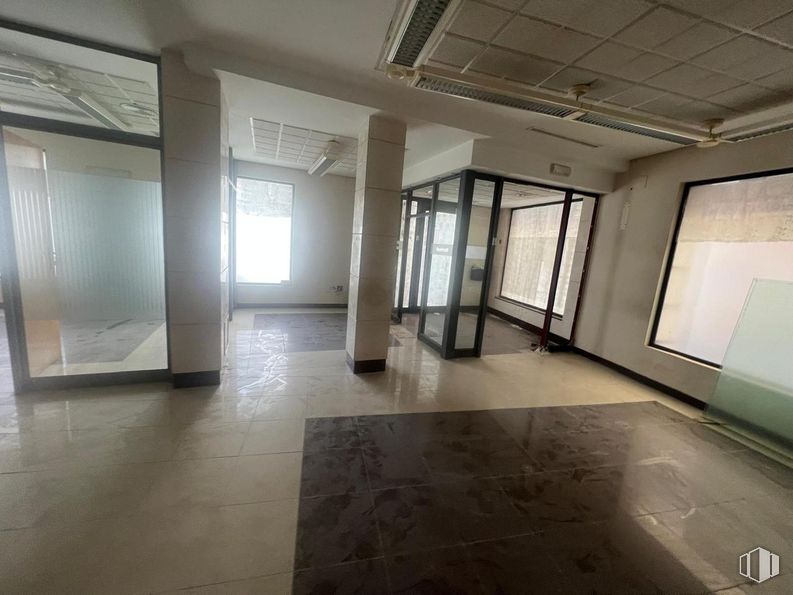 Retail for sale at Calle Mayor, Dosbarrios, Toledo, 45311 with building, fixture, hall, wood, flooring, interior design, floor, ceiling, glass and space around