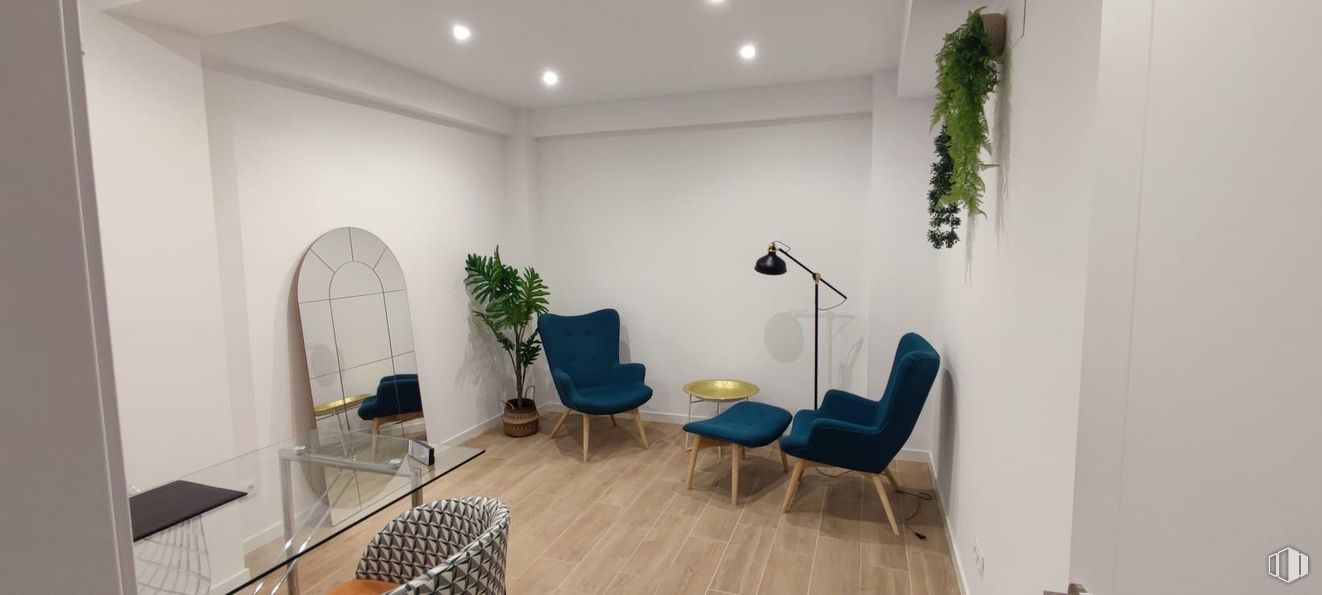 Oficina en alquiler en Calle Canarias, 4, Arganzuela, Madrid, 28045 con alumbrado, silla, mesa, planta de interior, mueble, propiedad, planta, edificio, diseño de interiores y piso alrededor