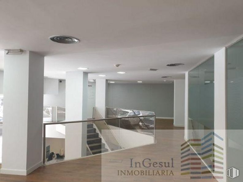 Retail for sale & for rent at Castellana/Salamanca, Salamanca, Madrid, 28006 with light fixture, fixture, wood, interior design, hall, building, floor, flooring, hardwood and ceiling around