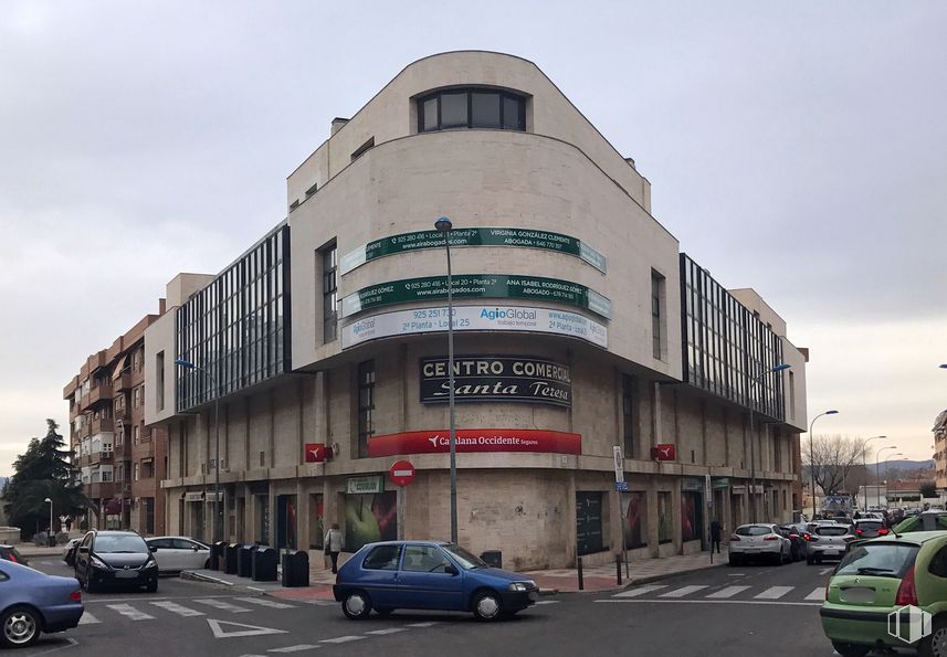 Retail for sale & for rent at Calle Uruguay, Toledo, 45004 with car, building, wheel, land vehicle, tire, sky, vehicle, cloud, infrastructure and vehicle registration plate around