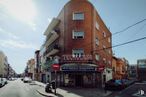 Retail for sale at Calle María Domingo, Carabanchel, Madrid, 28025 with window, building, sky, car, wheel, tire, urban design, vehicle, road surface and residential area around