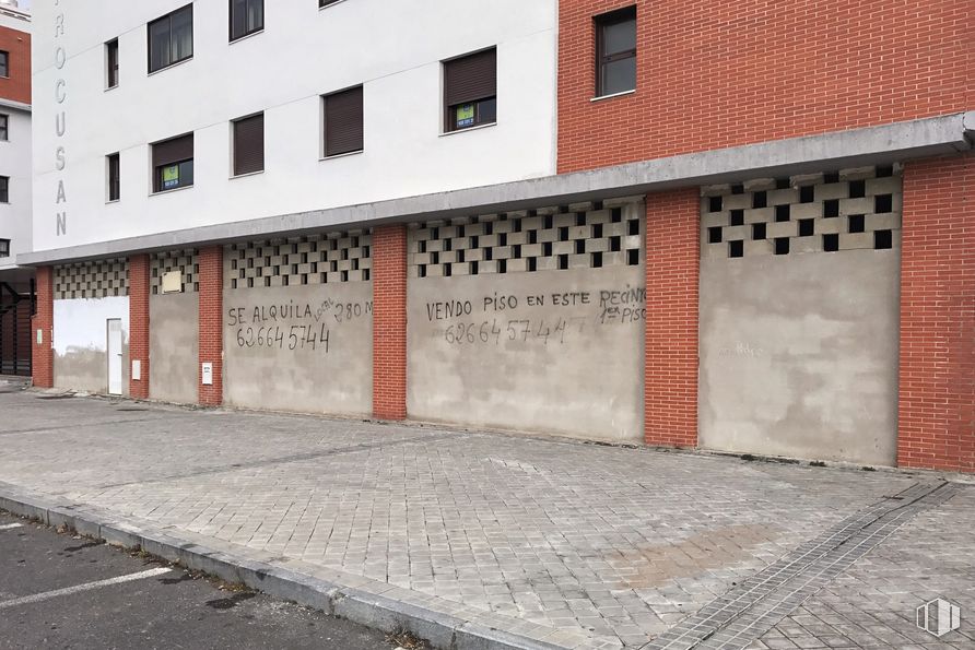 Retail for rent at Carretera Sonsoles, 9, Ávila, 05002 with building, window, road surface, asphalt, fixture, brick, sidewalk, facade, real estate and composite material around