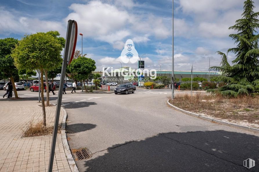 Retail for sale at Zona Carrefour Ávila, Ávila, 28005 with cloud, sky, plant, car, wheel, road surface, vehicle, tire, asphalt and tree around