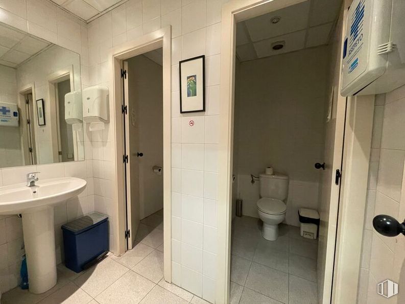 Oficina en venta en Zona Gaztambide, Chamberí, Madrid, 28015 con inodoro, fregadero, espejo, accesorios de fontanería, propiedad, edificio, accesorio, cuarto de baño, interiorismo y lavabo alrededor