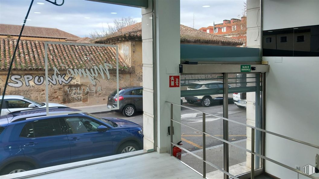 Local en venta en Calle Abastos, 94, Aranjuez, Madrid, 28300 con coche, rueda, neumático, exterior del automóvil, iluminación del automóvil, luz de estacionamiento, vidrio, puerta del coche, coche familiar y luces traseras y de freno alrededor