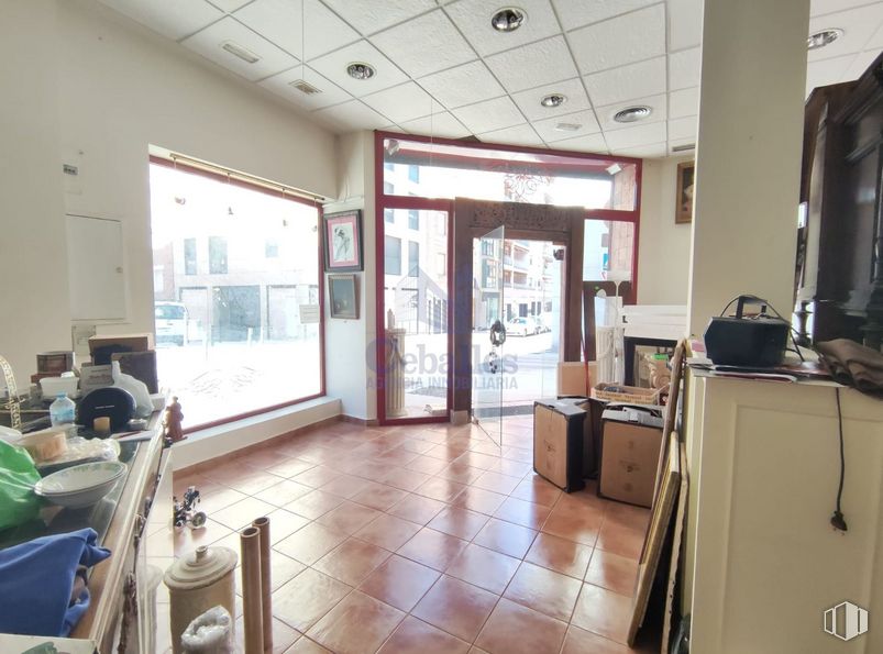 Retail for rent at Calle Barrionuevo, Guadalajara, 19001 with window, building, interior design, wood, fixture, cabinetry, flooring, floor, door and real estate around