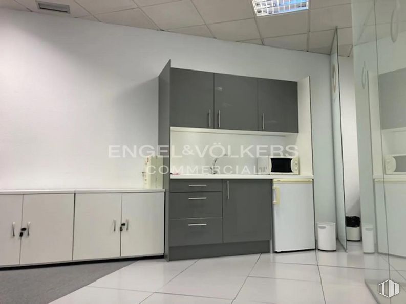 Office for rent at Calle Cólquide, Las Rozas de Madrid, Madrid, 28230 with cabinetry, countertop, furniture, property, tap, building, sink, kitchen, kitchen stove and wood around