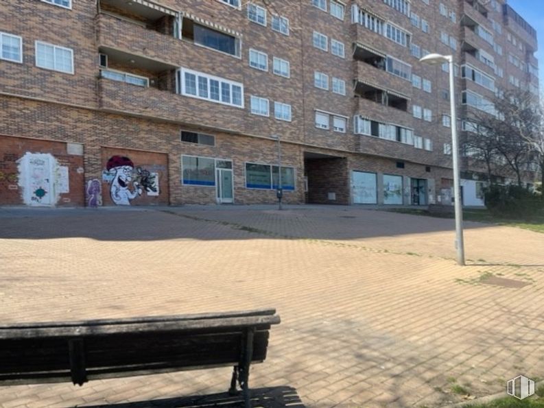 Local en venta en Paseo Acacias, 17, Coslada, Madrid, 28820 con edificio, ventana, mesa de trabajo, planta, banco de exterior, diseño urbano, sombra, superficie de la carretera, árbol y fachada alrededor