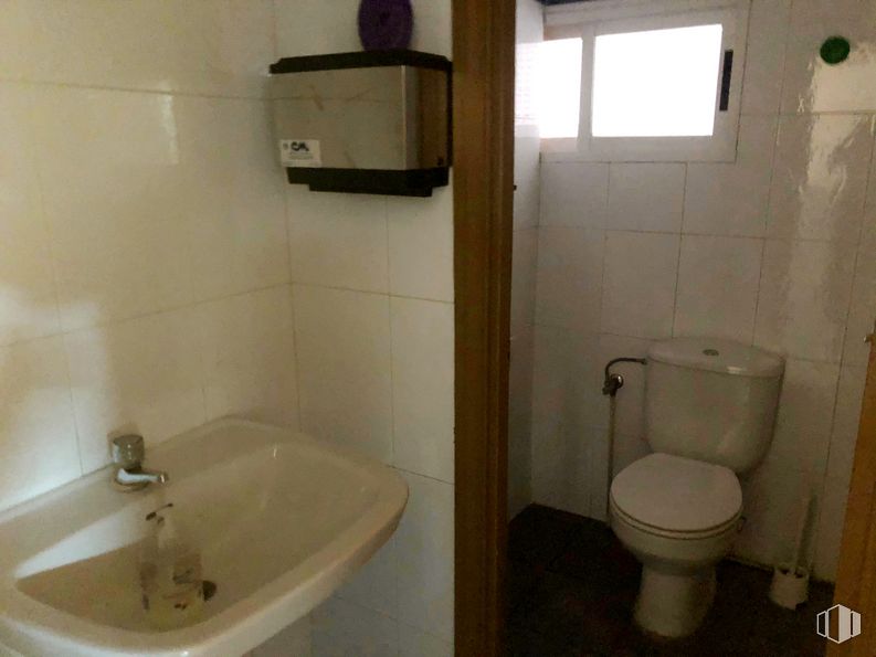 Local en venta en Calle Pablo Picasso, Coslada, Madrid, 28820 con inodoro, fregadero, propiedad, accesorio de fontanería, lavabo de baño, edificio, baño, asiento de inodoro, morado y accesorio alrededor