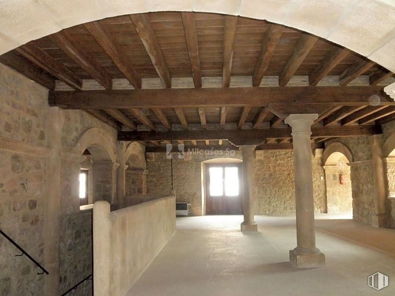 Retail for sale at Zona Centro, Sepúlveda, Segovia, 40300 with window, wood, floor, symmetry, beam, arcade, house, column, ceiling and arch around