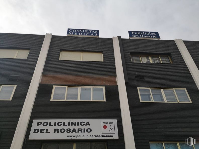 Office for rent at Carretera de la Peraleda, Toledo, 45004 with window, sky, building, tower block, condominium, neighbourhood, fixture, residential area, brick and brickwork around