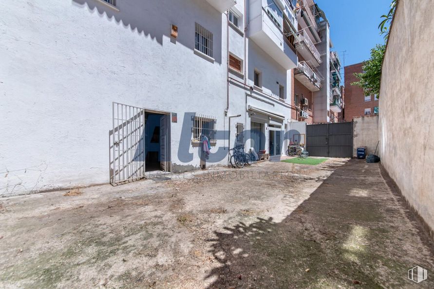 Local en venta en Calle Centenera, Ciudad Lineal, Madrid, 28017 con ventana, edificio, planta, lote de terreno, pendiente, diseño urbano, paisaje, cielo, ciudad y fachada alrededor