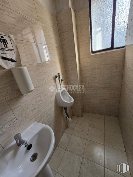 Nave en alquiler y venta en Calle Nuestra Señora de la Luz, Carabanchel, Madrid, 28025 con ventana, fregadero, grifo, accesorios de fontanería, lavabo, propiedad, edificio, cuarto de baño, madera y inodoro alrededor