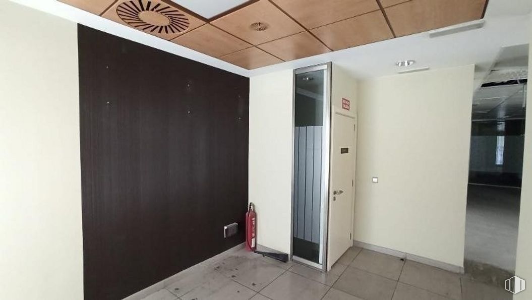 Local en venta en Zona Moratalaz, Moratalaz, Madrid, 28030 con propiedad, edificio, interiorismo, madera, suelos, suelo, accesorio, pared, puerta y hall alrededor