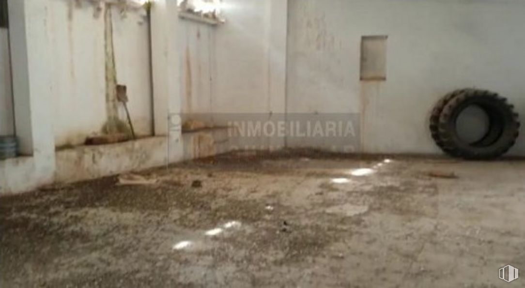 Industrial for sale at Casco urbano, Villamayor de Santiago, Cuenca, 16415 with tire, wheel, tread, automotive tire, fixture, floor, wood, flooring, composite material and synthetic rubber around