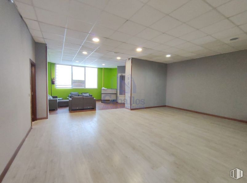 Retail for rent at Avenida Barcelona, Guadalajara, 19005 with window, hall, wood, flooring, television, floor, building, fixture, house and ceiling around