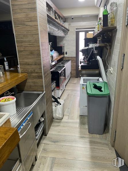 Retail for sale at Zona centro, Robledo de Chavela, Madrid, 28294 with luggage & bags, home appliance, property, cabinetry, waste container, kitchen, building, countertop, interior design and flooring around