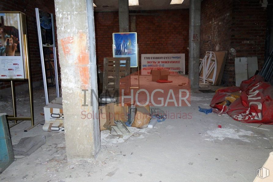 Retail for sale at Zona San Antonio, Ávila, 05005 with luggage & bags, wood, floor, flooring, brick, gas, building material, brickwork, concrete and city around