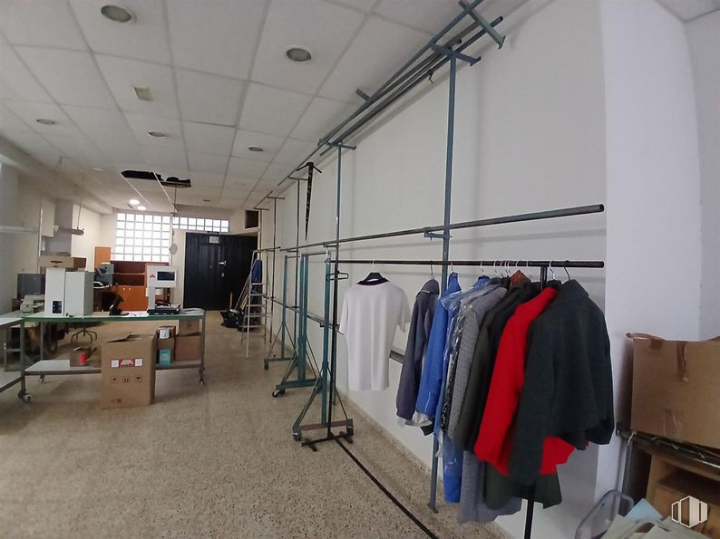 Retail for rent at Plaza Santa Lucía, Talavera de la Reina, Toledo, 45600 with top, clothing, desk, clothes hanger, building, flooring, fashion design, engineering, electric blue and ceiling around