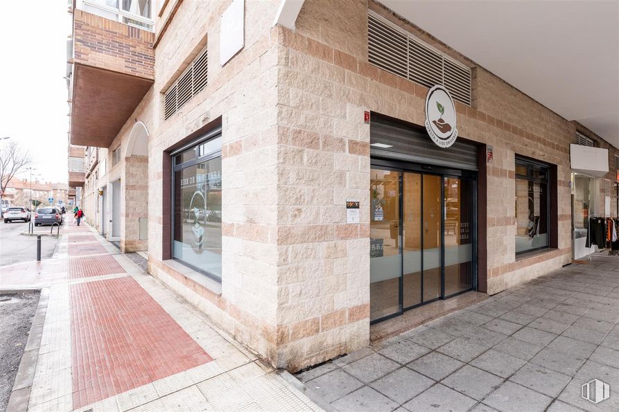 Local en venta en Calle San Fernando, Collado Villalba, Madrid, 28400 con ventana, puerta, edificio, ladrillo, madera, diseño urbano, superficie de la carretera, edificio comercial, albañilería y fachada alrededor