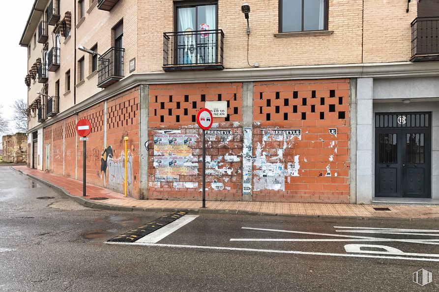 Retail for sale & for rent at Calle Cirilo Montero, 18, Torrijos, Toledo, 45500 with window, building, door, road surface, asphalt, brick, art, font, residential area and sidewalk around