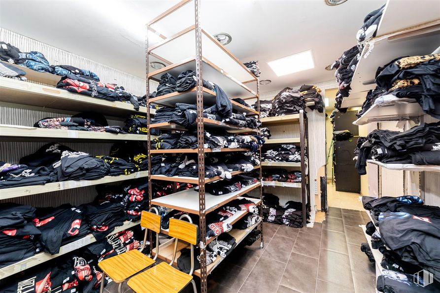 Retail for sale at Calle Juanelo, 19, Centro, Madrid, 28012 with shoe, furniture, footwear, shelf, automotive design, building, shelving, retail, sportswear and sneakers around