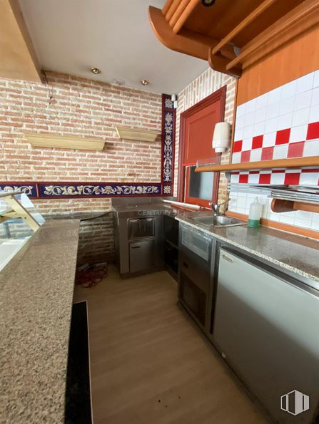 Local en alquiler en Calle Iglesia, Pozuelo de Alarcón, Madrid, 28223 con ebanistería, madera, interiorismo, cocina, suelos, suelo, encimera, edificio, casa y ladrillo alrededor