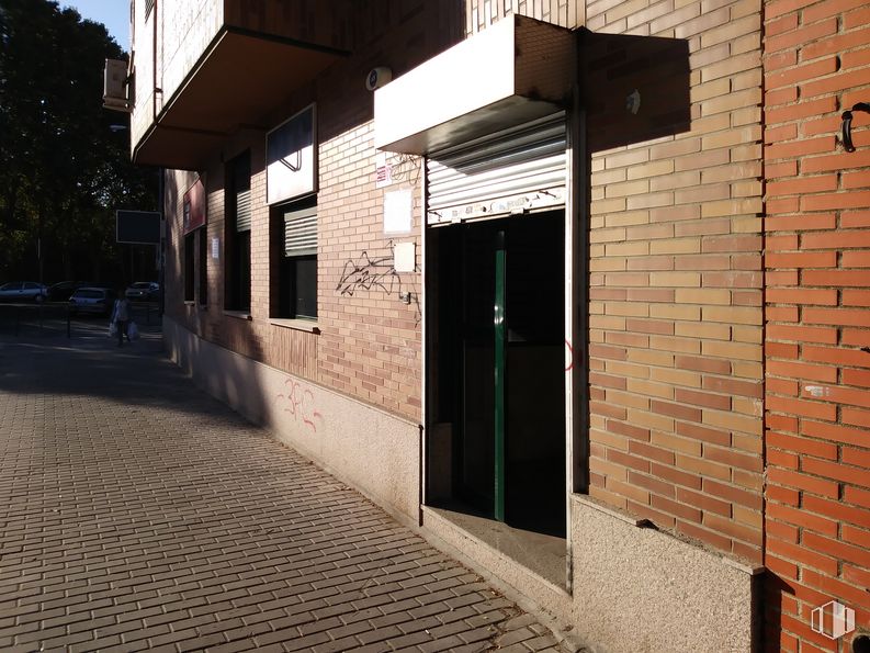 Local en venta en Calle San Pedro, 67, Coslada, Madrid, 28820 con puerta, ventana, edificio, madera, superficie de carretera, ladrillo, arquitectura, accesorio, albañilería y barrio alrededor