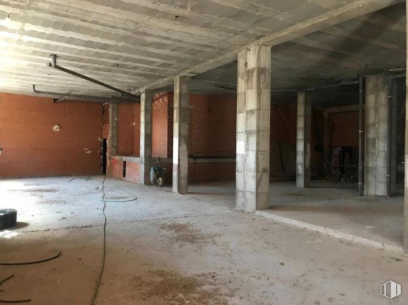 Retail for sale at Calle José del Hierro, San Sebastián de los Reyes, Madrid, 28700 with property, wood, hall, flooring, floor, wall, composite material, fixture, ceiling and building material around