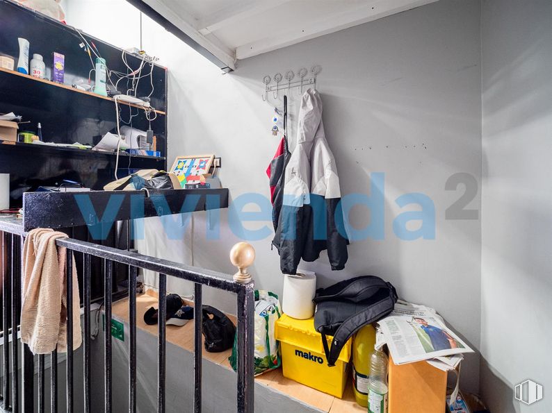 Local en venta en Calle Hermanos Machado, Ciudad Lineal, Madrid, 28017 con zapato, productos envasados, equipaje y bolsos, diseño automovilístico, estante, edificio, interiorismo, percha, camiseta y bolsa alrededor