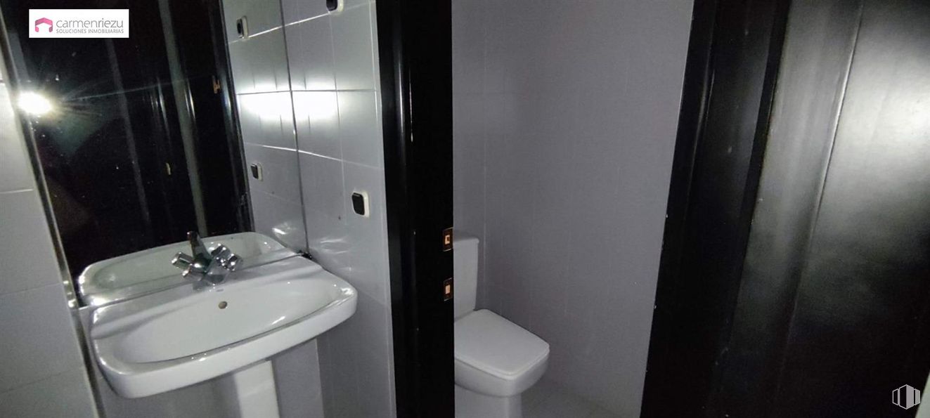 Retail for sale at Calle Naves, Arganzuela, Madrid, 28005 with sink, toilet, tap, plumbing fixture, mirror, bathroom sink, bathroom, building, fixture and purple around