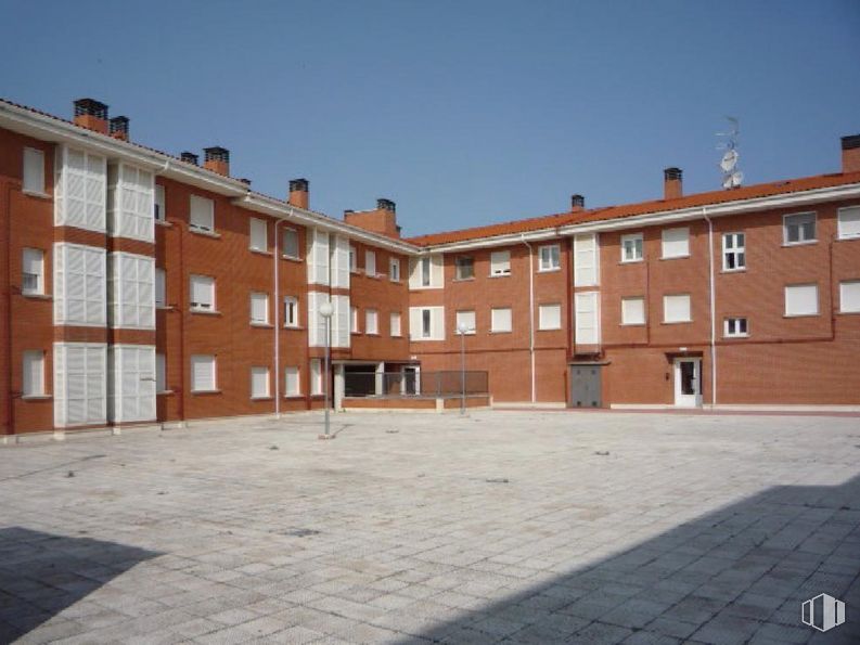 Retail for sale at Calle Ecuador, 2, Cuéllar, Segovia, 40200 with building, sky, property, window, architecture, brick, urban design, floor, road surface and flooring around