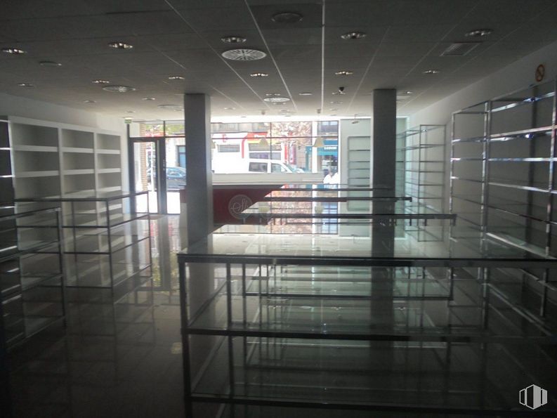 Retail for sale at Calle José Zorrilla, Segovia, 40002 with fixture, interior design, floor, line, flooring, wall, shelving, glass, shelf and rectangle around