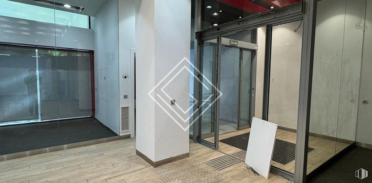 Local en alquiler en Zona Almagro, Chamberí, Madrid, 28010 con suelos, suelo, interiorismo, puerta, vidrio, material compuesto, techo, metal, transparencia y suelo de baldosas alrededor