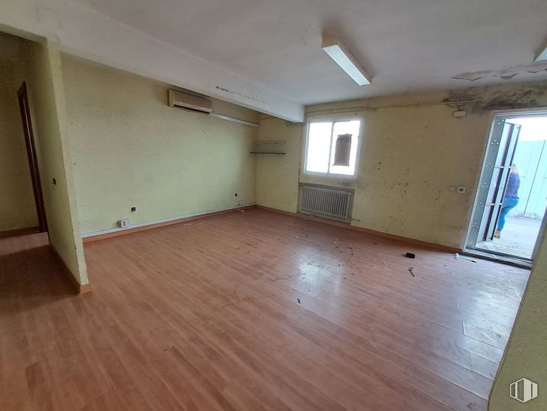 Nave en alquiler y venta en Camino Ancho, Daganzo de Arriba, Madrid, 28814 con ventana, alumbrado, propiedad, accesorio, madera, hall, suelo, suelos, tinte para madera y madera dura alrededor