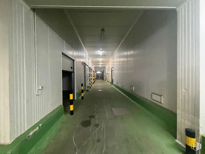 Nave en venta en Polígono industrial La Ermita, Parla, Madrid, 28980 con accesorio, piso, suelo, material compuesto, techo, hormigón, simetría, espacio, gas y puerta alrededor