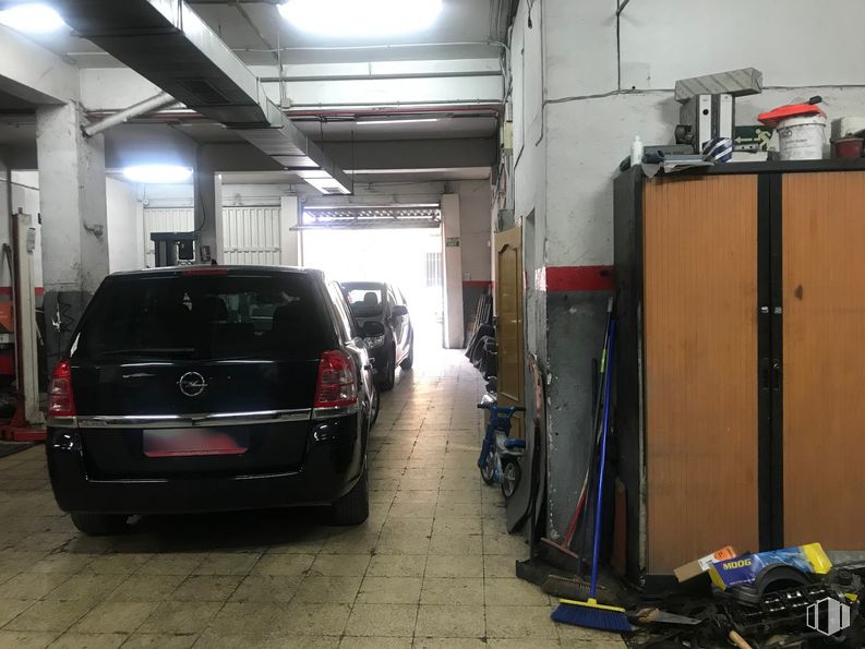 Retail for sale at Calle Juan Francisco, 12, Carabanchel, Madrid, 28025 with car, automotive parking light, tire, wheel, automotive tail & brake light, vehicle registration plate, vehicle, automotive tire, automotive lighting and motor vehicle around