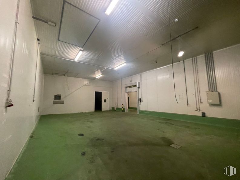 Nave en venta en Polígono industrial La Ermita, Parla, Madrid, 28980 con alumbrado, pasillo, accesorio, piso, suelo, techo, edificio, lugar deportivo, habitación y hormigón alrededor