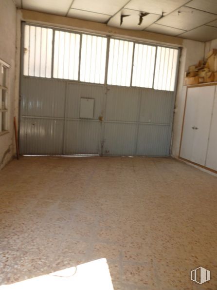 Industrial for rent at Calle Príncipe Juan Carlos, Fuensalida, Toledo, 45510 with cabinetry, building, wood, fixture, floor, flooring, shade, door, hardwood and window around