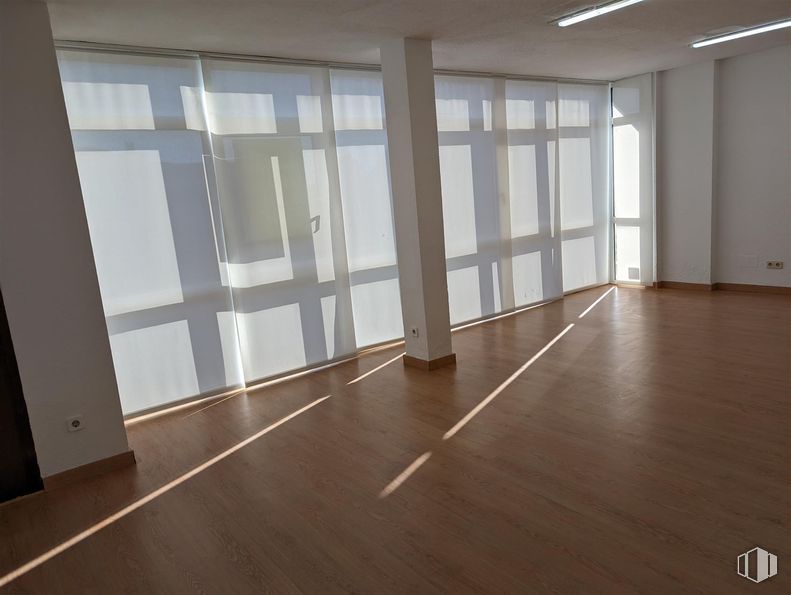 Oficina en alquiler en Calle Gran Vía, 28, Majadahonda, Madrid, 28220 con lámpara, suelo, suelos, suelos de madera, madera, suelo laminado, interiorismo, techo, hall y madera dura alrededor