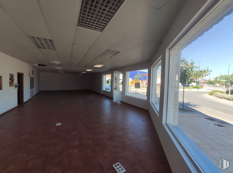 Local en alquiler y venta en Carretera Circunvalacion, Quintanar de la Orden, Toledo, 45800 con ventana, edificio, árbol, suelo, cielo, casa, planta, suelos, hall y techo alrededor