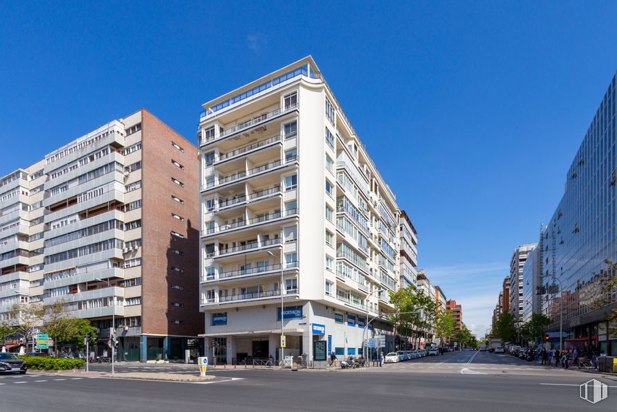 Oficina en venta en Calle Orense, 1, Tetuán, Madrid, 28003 con edificio, cielo, ventana, árbol, diseño urbano, bloque torre, condominio, barrio, casa y zona residencial alrededor