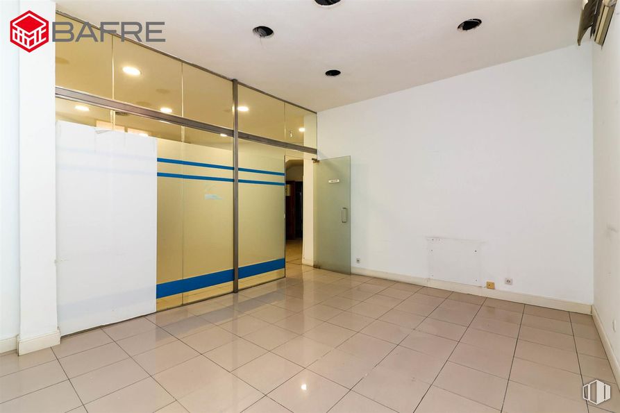 Local en venta en Casco antiguo, San Sebastián de los Reyes, Madrid, 28700 con puerta, accesorio, interiorismo, suelo, suelos, hall, techo, vidrio, edificio y evento alrededor