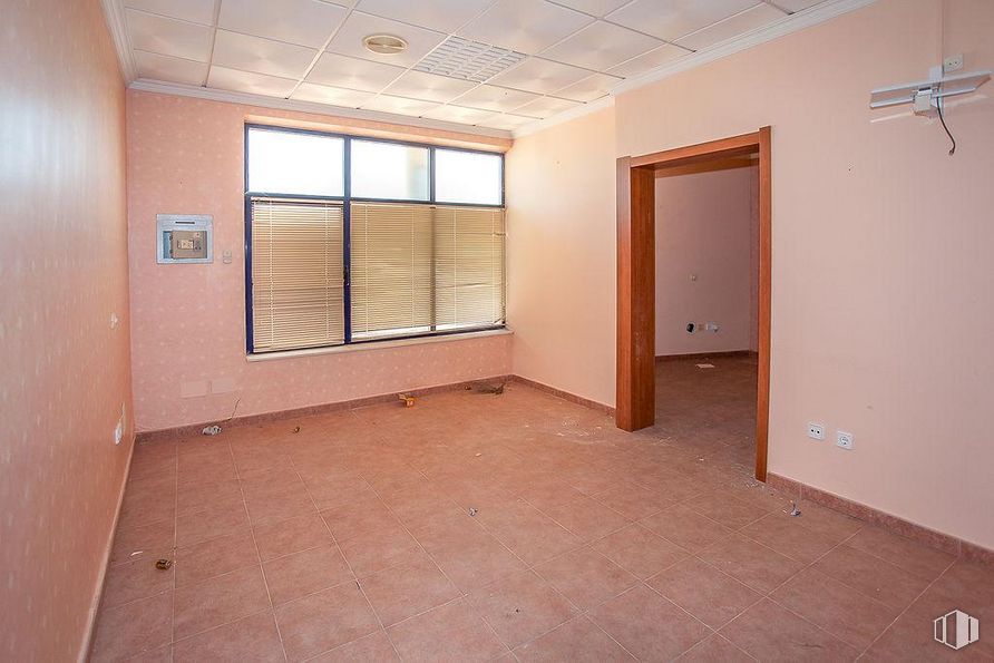 Nave en venta en Calle Olivar Grande, Guadamur, Toledo, 45160 con ventana, ventilador de techo, propiedad, accesorio, madera, interiorismo, suelos, hall, suelo y pared alrededor