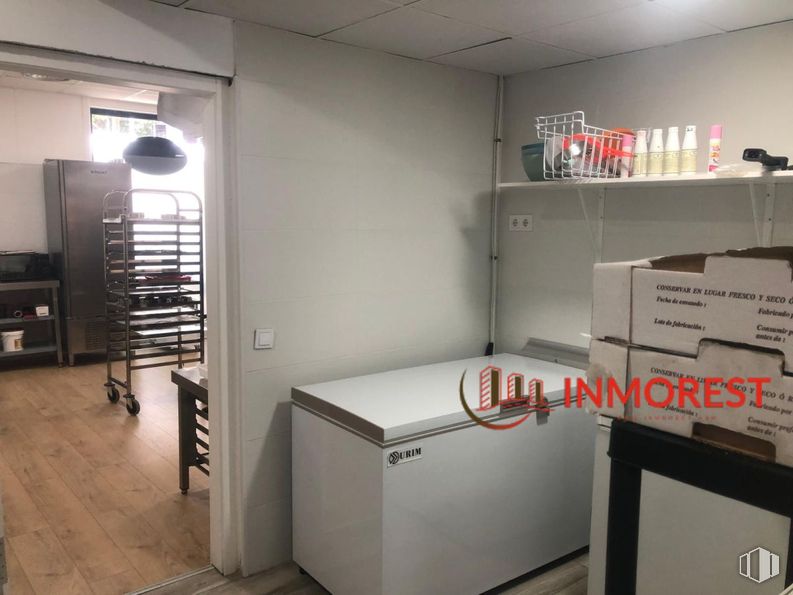 Retail for rent at Calle Doctor Marañón, Majadahonda, Madrid, 28220 with lighting, light fixture, interior design, flooring, floor, fixture, building, shelving, ceiling and eyewear around